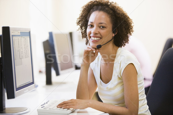 Stockfoto: Vrouw · hoofdtelefoon · computerruimte · glimlachende · vrouw · glimlachend
