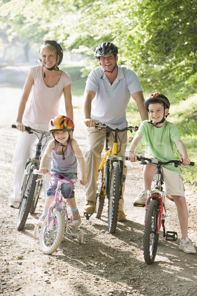 商業照片: 家庭 · 坐在 · 自行車 · 路徑 · 微笑 · 微笑