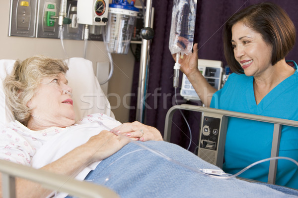 Doktor yukarı kıdemli kadın kadın hastane Stok fotoğraf © monkey_business