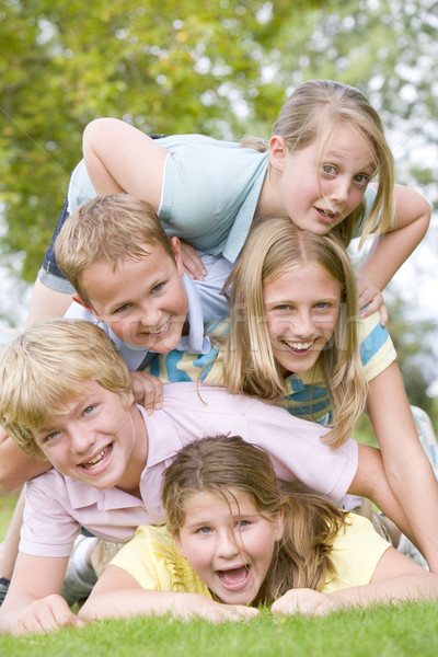 [[stock_photo]]: Cinquième · jeunes · amis · autre · extérieur · souriant