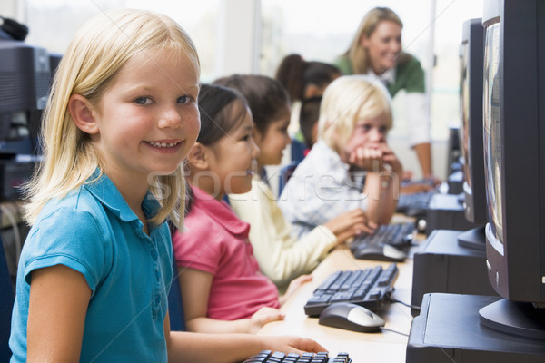 Stock foto: Kindergarten · Kinder · Lernen · Computer · Mädchen · Bildung