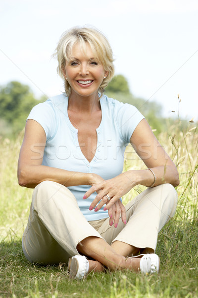 Zdjęcia stock: Portret · starsza · kobieta · posiedzenia · kobieta · trawy