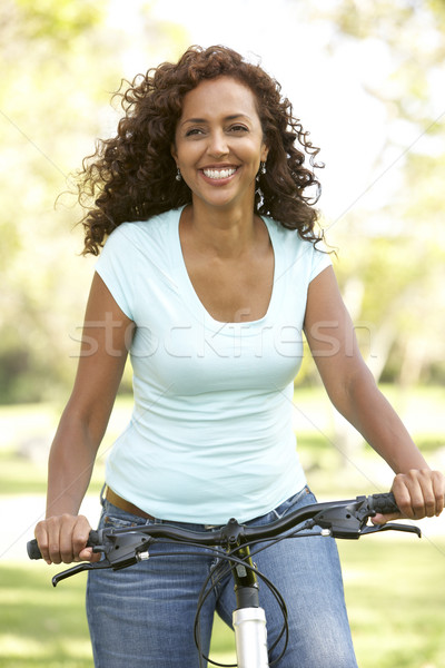 Femeie calarie bicicletă parc portret bicicletă Imagine de stoc © monkey_business