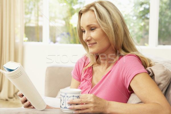 女子 閱讀 書 喝 家 咖啡 商業照片 © monkey_business