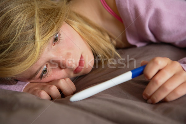Foto stock: Deprimido · sesión · dormitorio · prueba · del · embarazo · nina