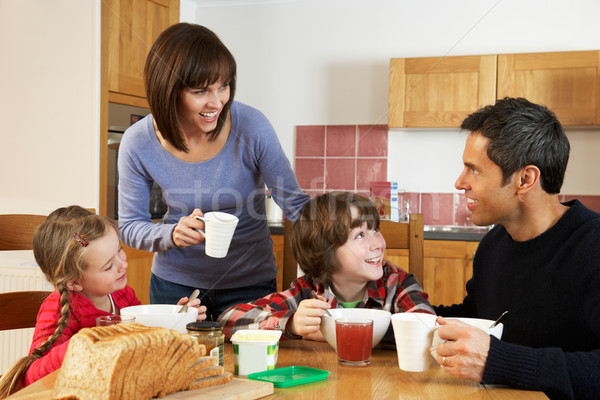 Stok fotoğraf: Aile · yeme · kahvaltı · birlikte · mutfak · kız