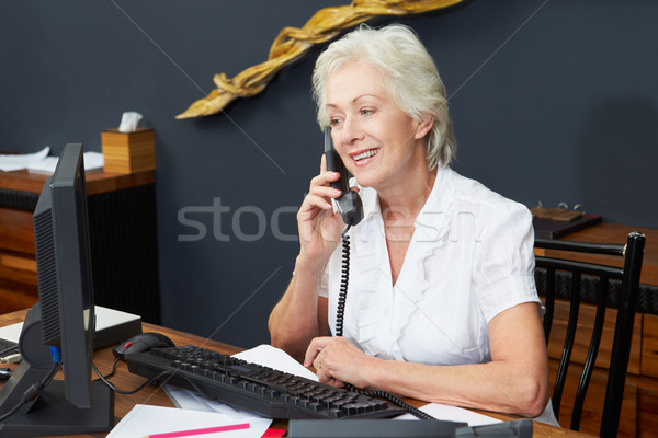 Hotel receptionist telefono ufficio felice Foto d'archivio © monkey_business