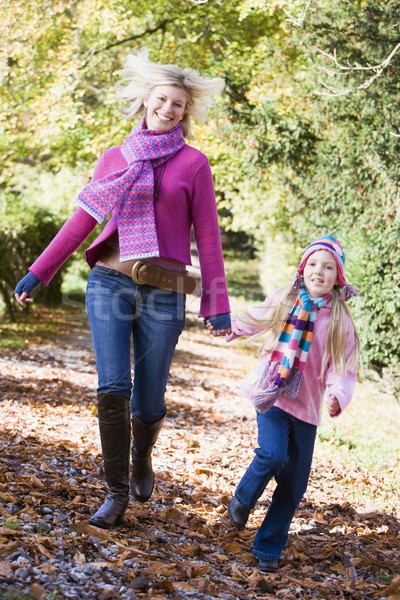 Foto stock: Mãe · filha · corrida · caminho · menina · árvore