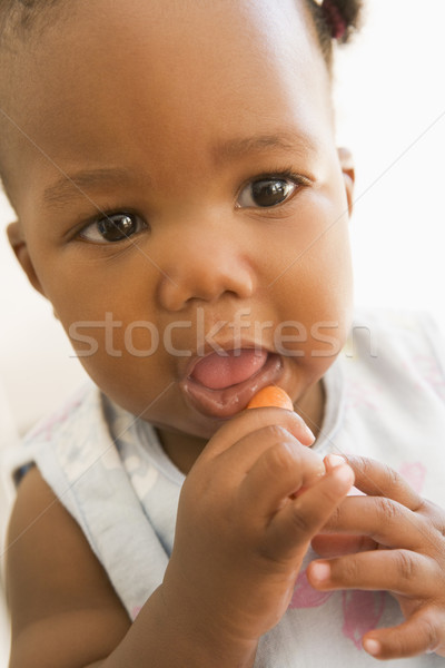 Baby eten wortel meisje kinderen kind Stockfoto © monkey_business