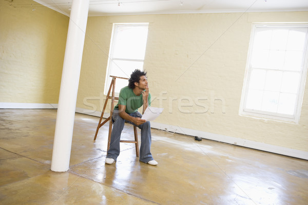 商業照片: 男子 · 坐在 · 階梯 · 紙