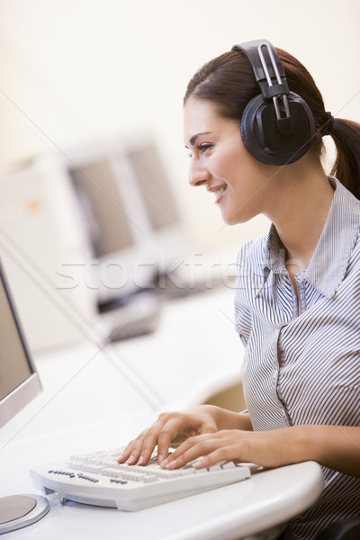 Kadın kulaklık bilgisayar odası yazarak gülümseyen kadın Stok fotoğraf © monkey_business