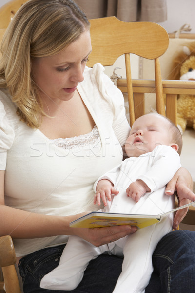 Foto stock: Mãe · leitura · história · bebê · mulher