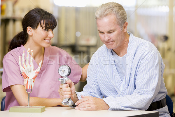 Foto stock: Enfermeira · paciente · reabilitação · médico · hospital · sorridente