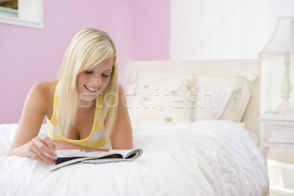 Zdjęcia stock: Bed · czytania · teen · magazyn · sypialni