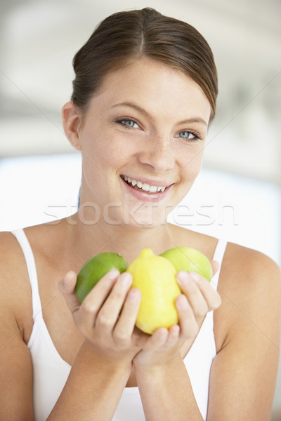 Foto stock: Mulher · jovem · frutas · frescas · sorridente · câmera · feliz