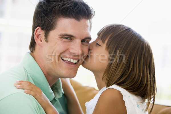 Foto stock: Jovem · beijando · sorridente · homem · sala · de · estar · menina
