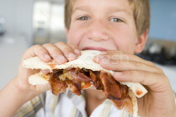 Stockfoto: Keuken · eten · spek · sandwich · jongen