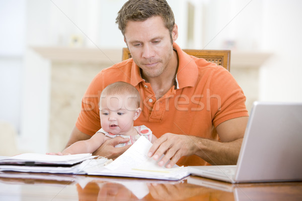 [[stock_photo]]: Père · bébé · salle · à · manger · portable · affaires · ordinateur