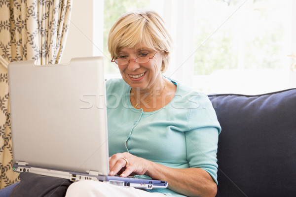 Donna soggiorno laptop donna sorridente sorridere felice Foto d'archivio © monkey_business