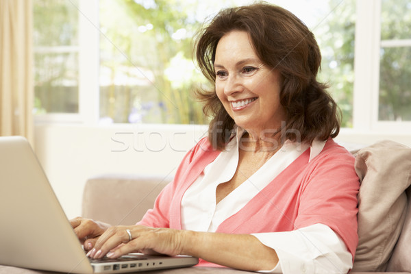 Starszy kobieta za pomocą laptopa domu szczęśliwy laptop Zdjęcia stock © monkey_business