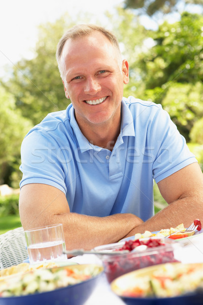 Stockfoto: Man · genieten · maaltijd · tuin · gelukkig · salade