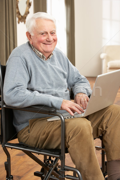 Foto stock: Inválido · senior · homem · sessão · cadeira · de · rodas · usando · laptop