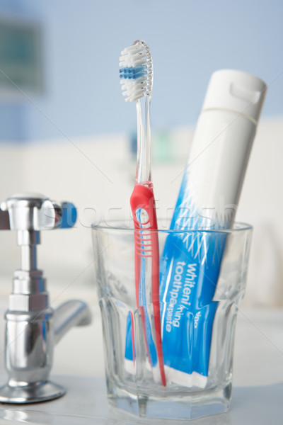 Brosse à dents dentifrice verre rouge salle de bain propre [[stock_photo]] © monkey_business