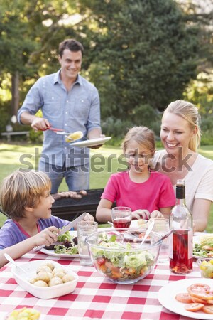 Familie vakantie eten buitenshuis vrouw huis Stockfoto © monkey_business