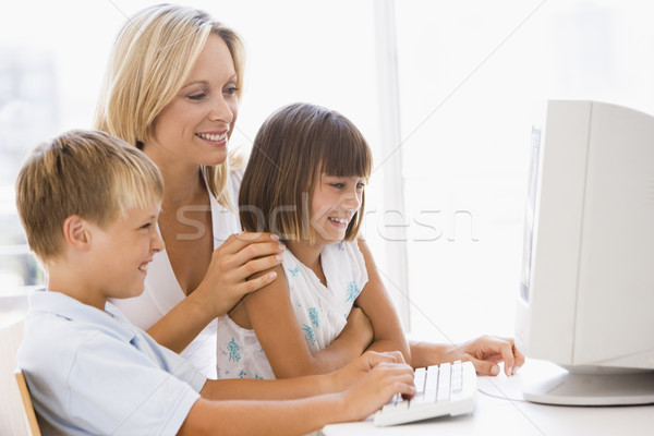 Femme deux jeunes enfants bureau à domicile ordinateur [[stock_photo]] © monkey_business