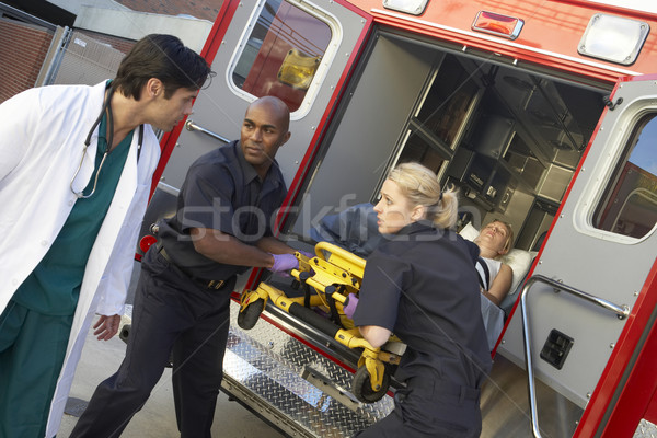Foto d'archivio: Medico · paziente · ambulanza · donna · infermiera
