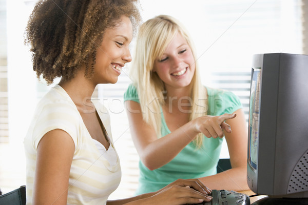 Tinilányok asztali számítógép internet technológia barátok kommunikáció Stock fotó © monkey_business