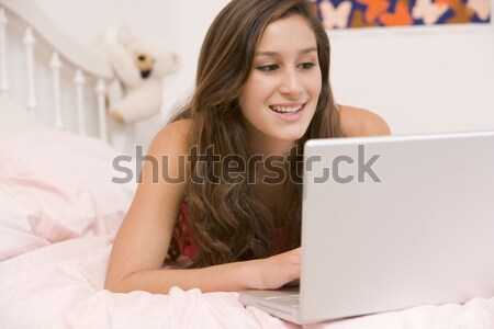 商業照片: 十幾歲的女孩 · 床 · 使用筆記本電腦 · 女孩 · 研究 · 臥室