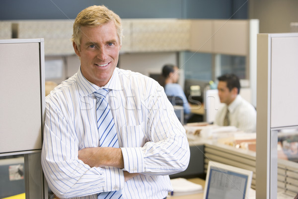 Foto stock: Empresario · pie · sonriendo · oficina · hombre