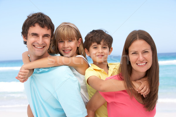 Aile omzunda eğlence plaj mutlu Stok fotoğraf © monkey_business