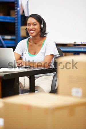 Stock foto: Arbeitnehmer · Halle · tragen · Headset · mit · Laptop · Laptop
