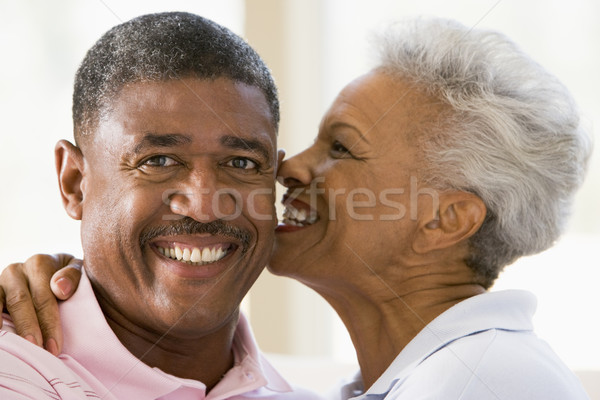 Stock foto: Paar · entspannenden · drinnen · Küssen · lächelnd · Frau