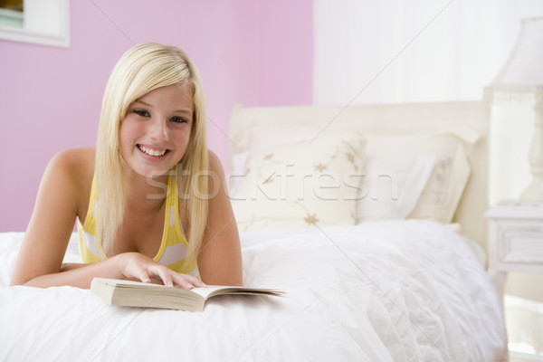 商業照片: 十幾歲的女孩 · 床 · 閱讀 · 女孩 · 快樂 · 青少年