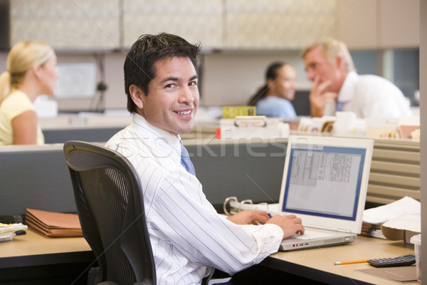 Geschäftsmann Kabine Laptop lächelnd Büro Mann Stock foto © monkey_business