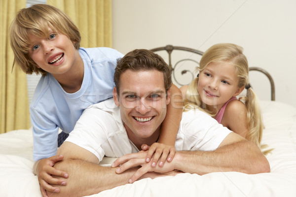 [[stock_photo]]: Père · enfants · détente · lit · maison · homme