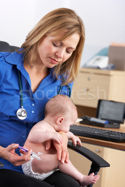 Médico bebé nina hospital femenino jeringa Foto stock © monkey_business