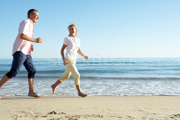 Idős pár élvezi romantikus tengerparti nyaralás férfi nők Stock fotó © monkey_business