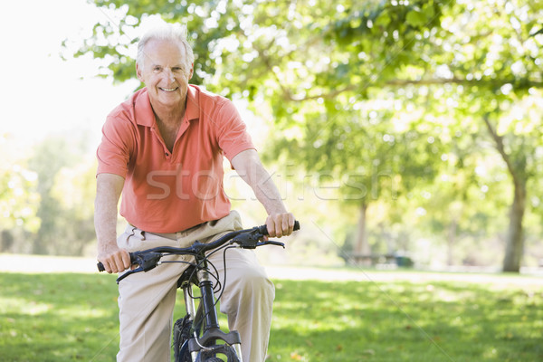 Foto stock: Senior · homem · ciclo · exercer · bicicleta · sorridente