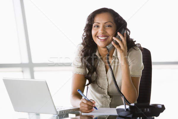 Foto stock: Mujer · de · negocios · toma · teléfono · llamada · oficina · ciudad