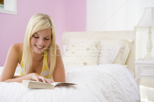 商業照片: 十幾歲的女孩 · 床 · 閱讀 · 快樂 · 青少年 · 臥室