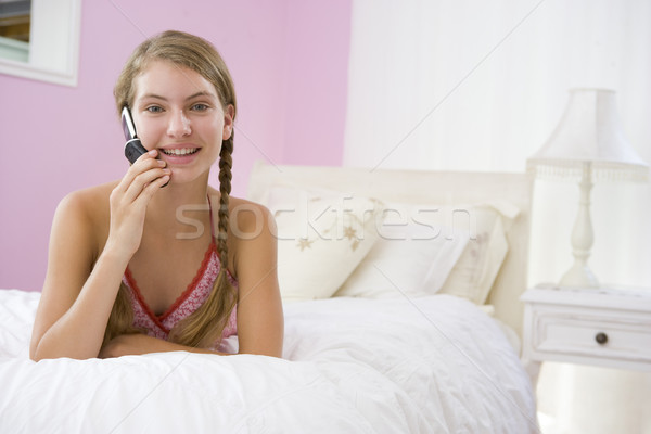 商業照片: 十幾歲的女孩 · 床 · 手機 · 快樂 · 青少年 · 通訊