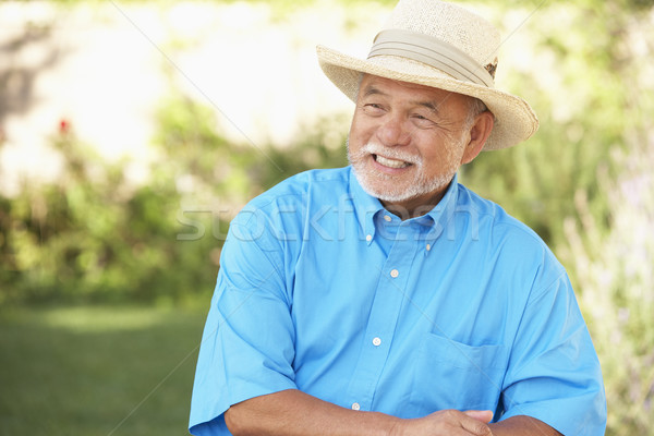 [[stock_photo]]: Supérieurs · homme · détente · jardin · chapeau · personne