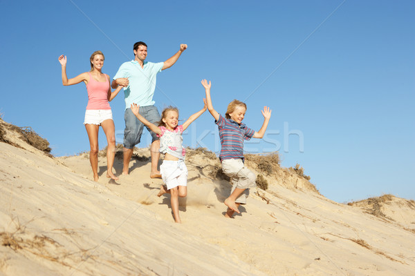 Foto stock: Família · férias · na · praia · corrida · para · baixo · duna