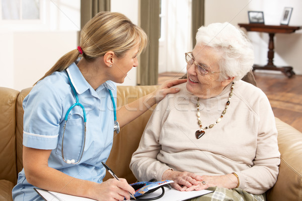 Senior vrouw discussie gezondheid bezoeker home Stockfoto © monkey_business