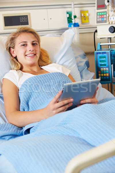 Tini női beteg megnyugtató kórházi ágy digitális Stock fotó © monkey_business