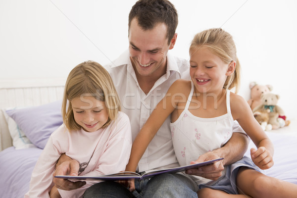 [[stock_photo]]: Homme · chambre · deux · jeunes · filles · lecture